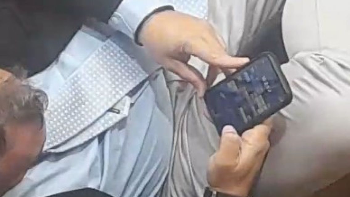 Esc�ndalo: Diputado juje�o jugando con su celular en plena sesi�n