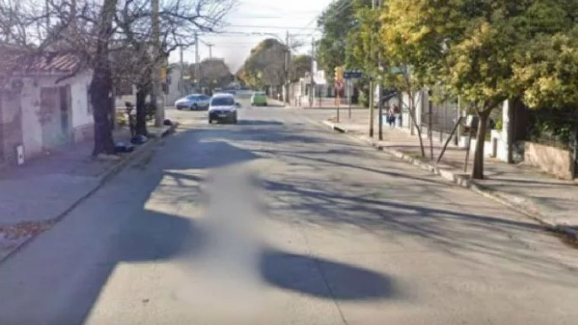 Un auto atropell� a una mujer que se baj� del colectivo en el medio de la calle