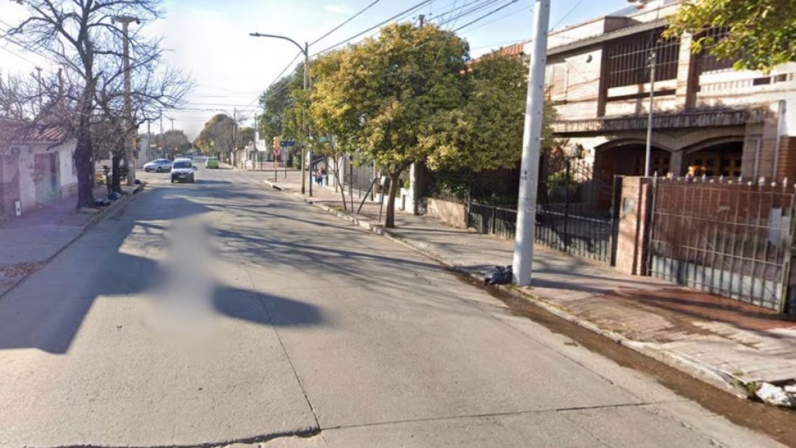 Un auto atropelló a una mujer que se bajó del colectivo en el medio de la calle