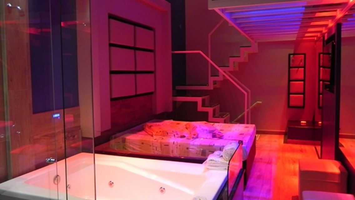 Una parejita se metió en un telo a destrozar todo: dejaron a los empleados en shock