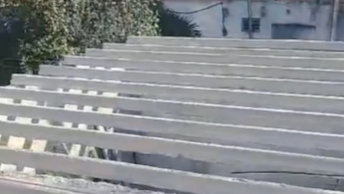 "Eso se hace con amigos": terminó llorando después de pagar la losa