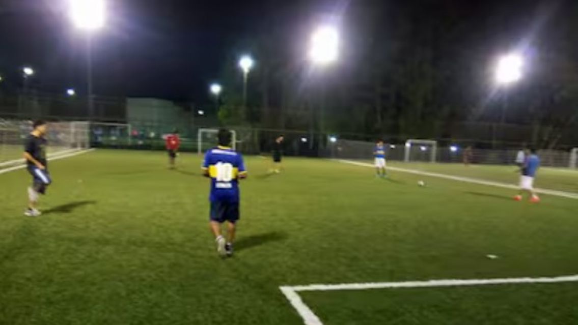 Jujeño jugaba al fútbol con los changos cuando apareció su ex con un cuchillo