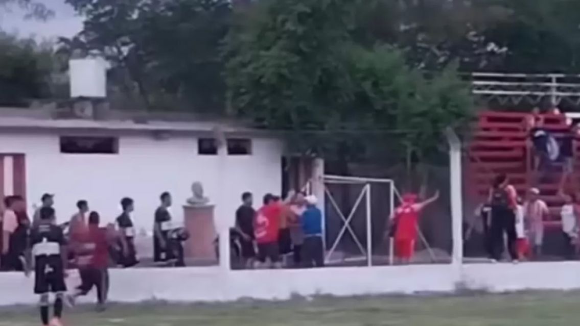 Un partido en Jujuy terminó en una batalla campal: voló de todo y se agarraron piñas