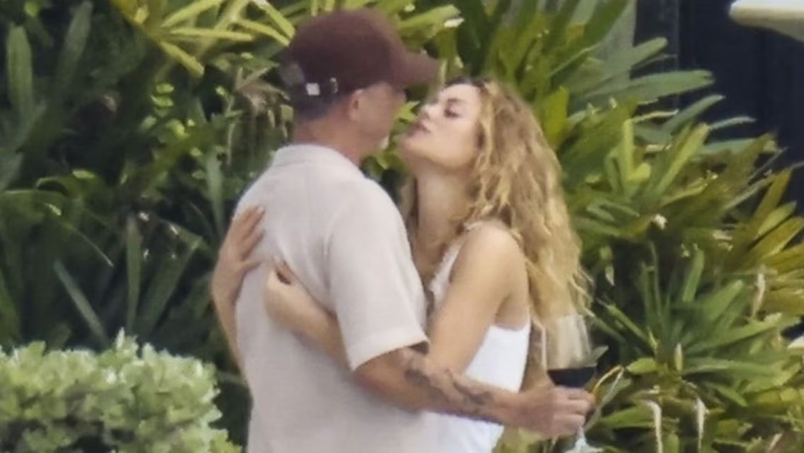 �Es Shakira? La mujer que fue vista con un m�sico mega famoso