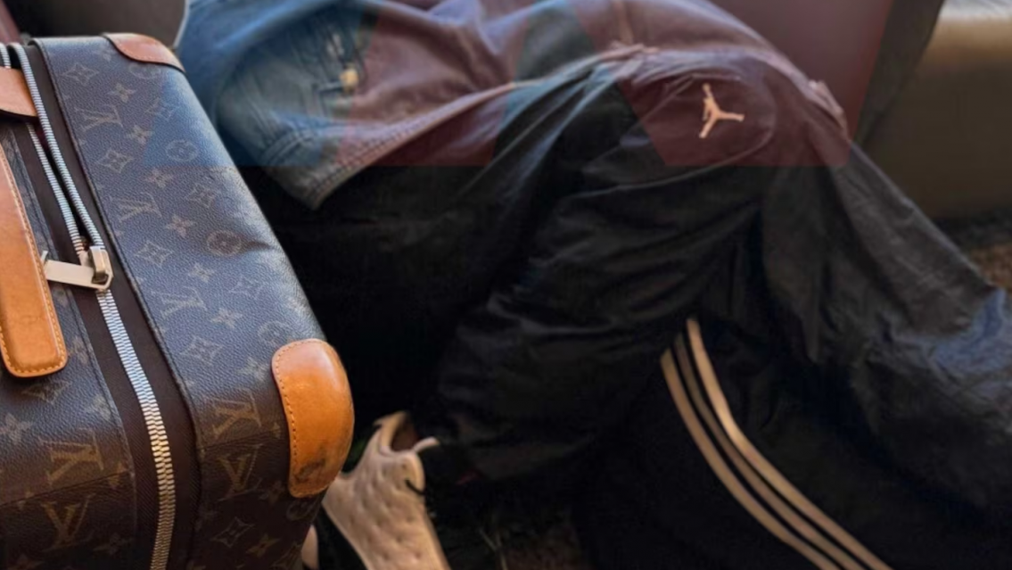 "De mal gusto", Wanda y L-Gante improvisaron una "cama" en pleno aeropuerto