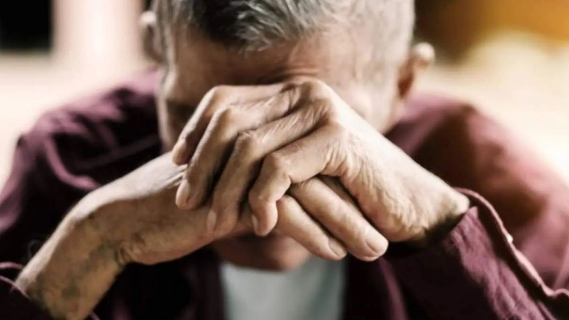 Abuelo juje�o fue a comer a la feria, lo drogaron y le robaron una fortuna de su casa�