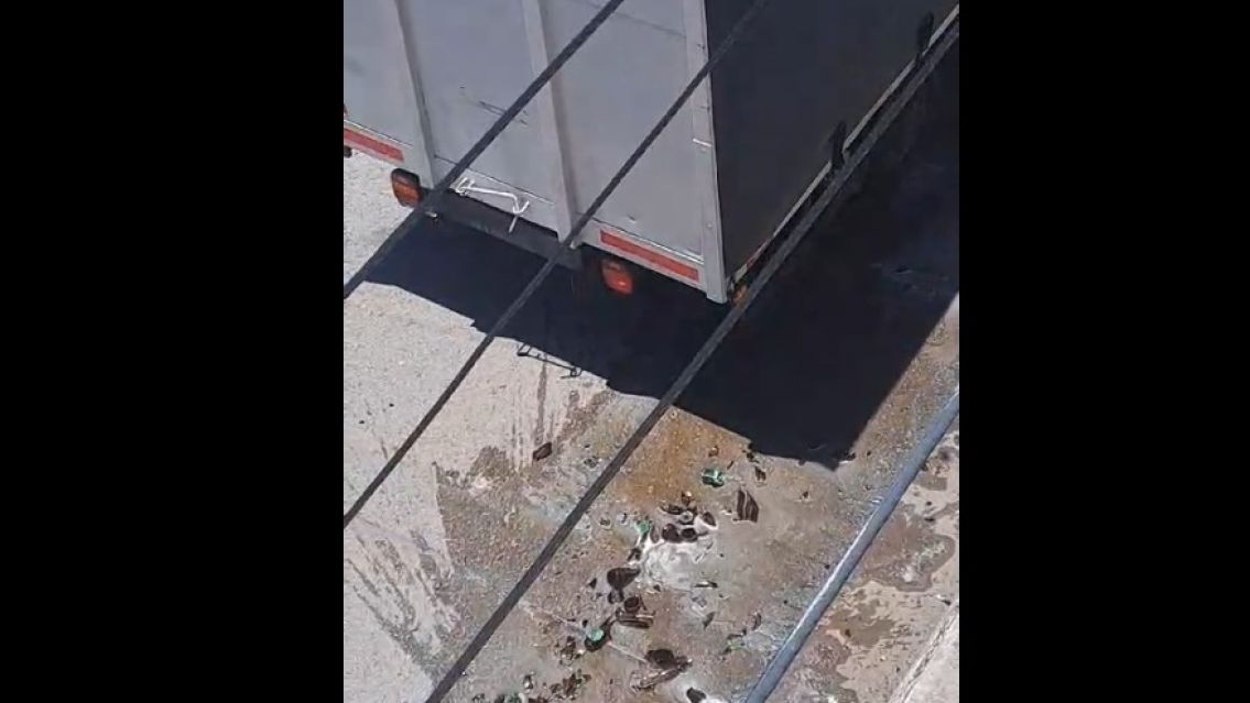 Cami�n de Quilmes hizo un enchastre en el centro de Perico y escap� sin limpiar nada