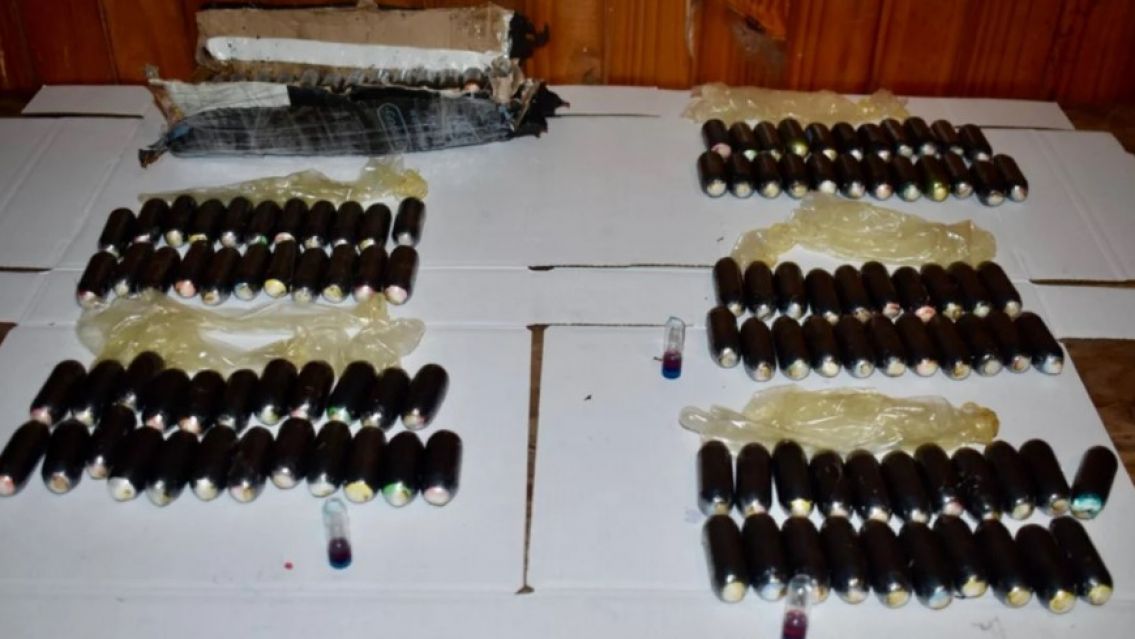 Se tomaron un rem�s y llevaban 188 c�psulas con coca�na: Los atraparon en plena ruta