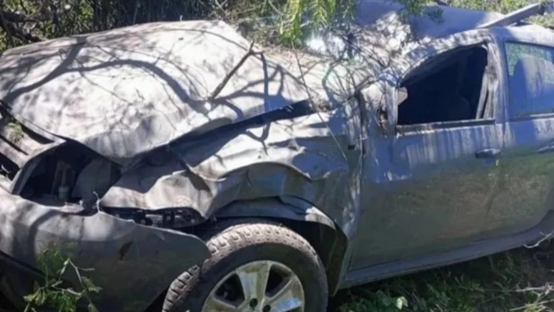 Jujeñito de 21 años se accidentó y volcó su camioneta en San Lucas