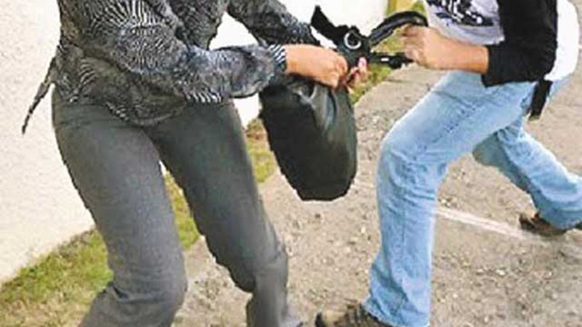 En pleno centro y a la salida del cajero, dejaron sin sueldo a una jujeña