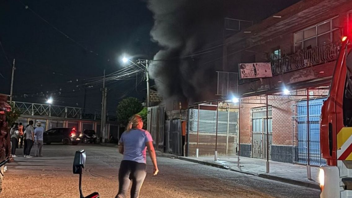 Incendio provoc� gritos y desesperaci�n en Perico: "Perdimos todo"