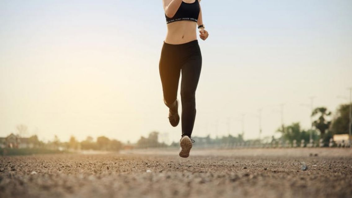 ¿Cuántos minutos se recomienda caminar para evitar el aumento de peso?