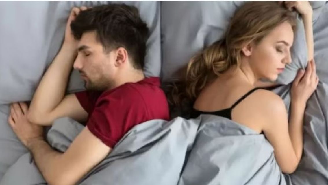 Qu� significa que tu pareja te de la espalda al dormir, seg�n la psicolog�a