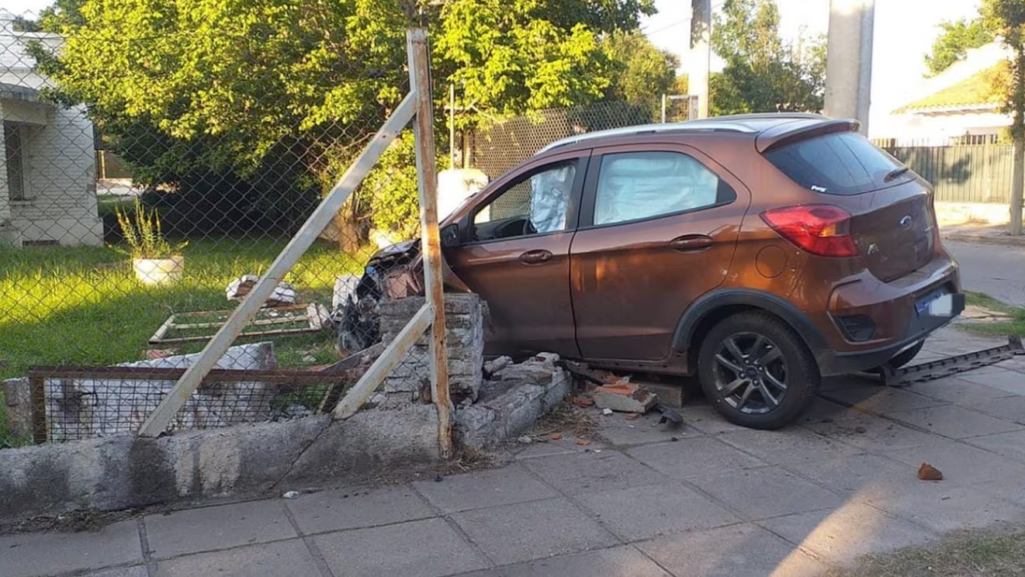 Agarr� el auto, atropell� a un hombre y le destruy� la casa a una familia: estaba borracho