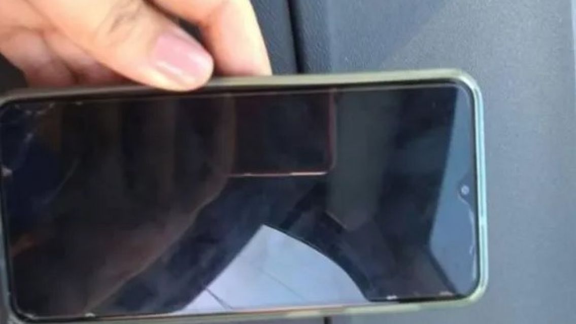 Vendía medias en la calle y encontró un celular: era de importante famoso