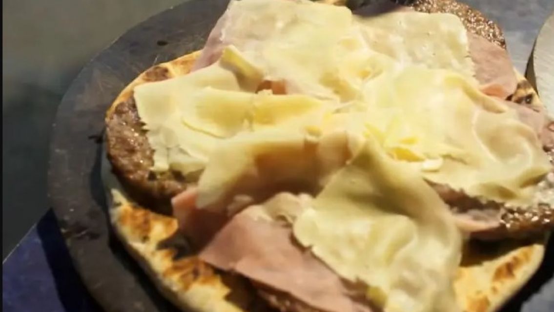 Furor por la "hamburtilla", todos quieren probarla