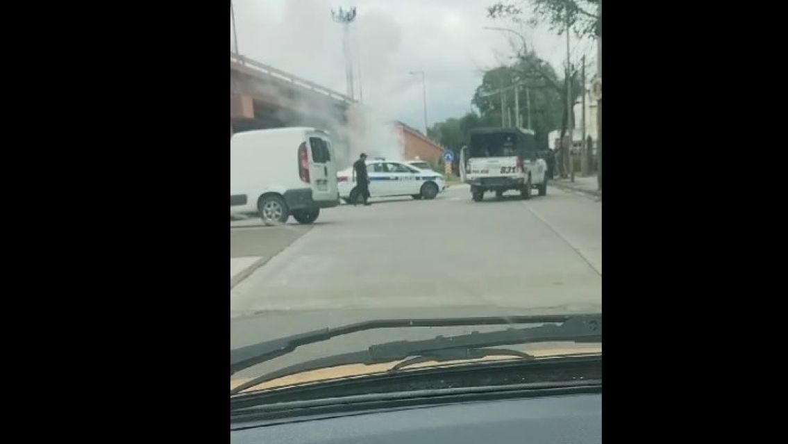 URGENTE: Se prende fuego un auto en Avenida Bolivia