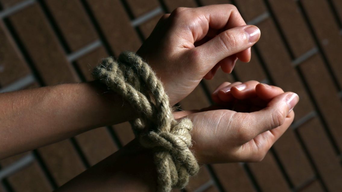 Chorro intentó robarle el celu a un chico, lo agarraron y terminó llorando