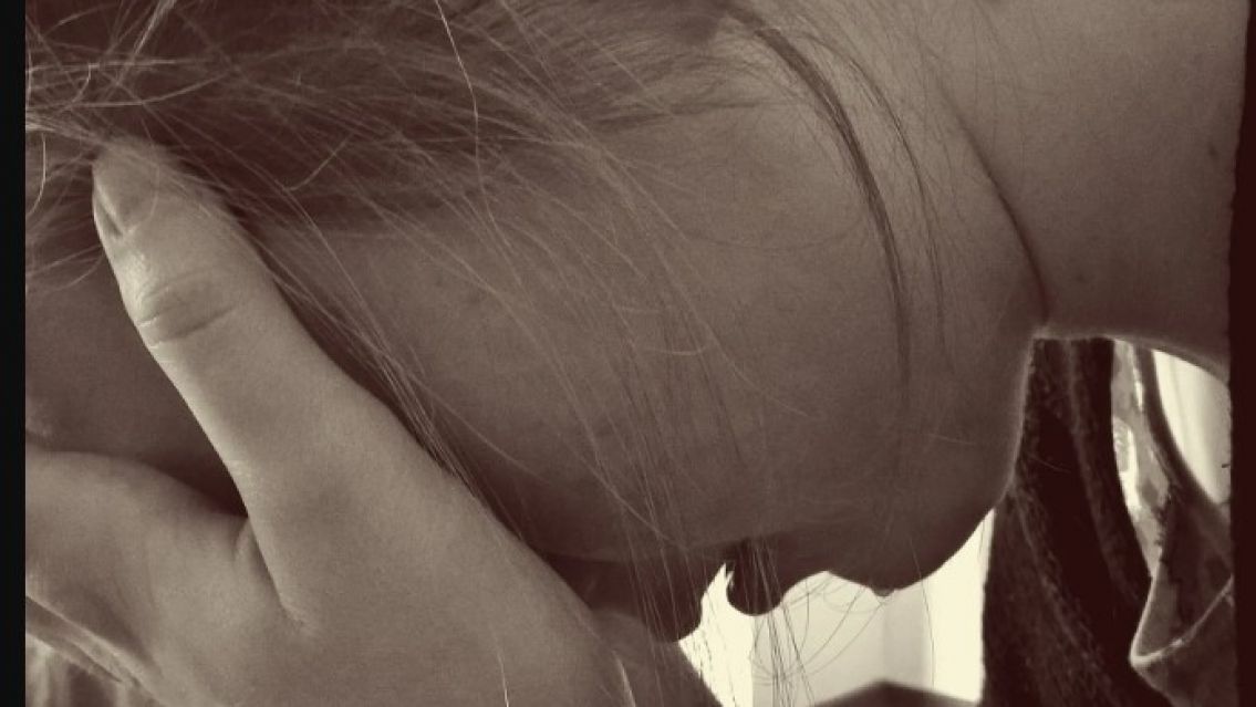 Joven juje�a acusa de abuso al amigo de su pareja tras una reuni�n