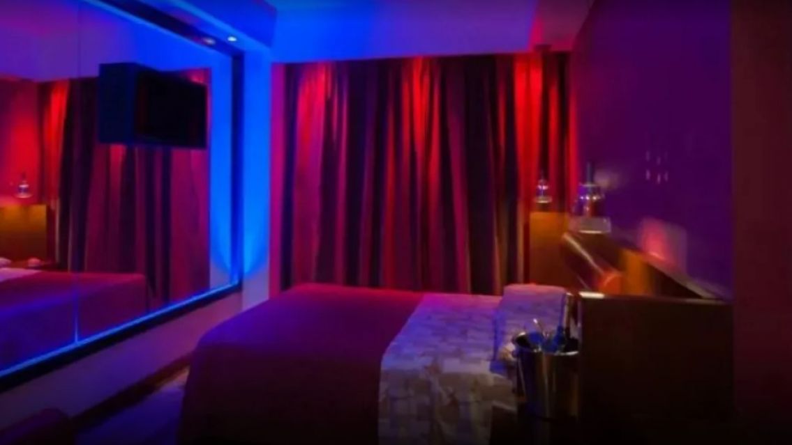 Parejita fue al 'telo' y cometió un grosero error a la salida: acabaron presos