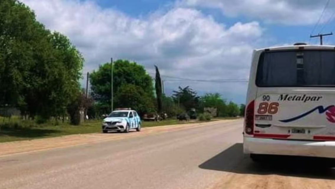 Gritos y desesperaci�n: se cay� un hombre cuando bajaba del colectivo y muri�