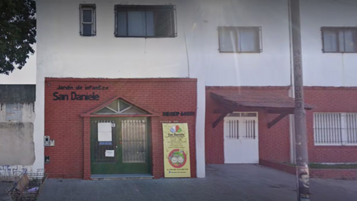 A los gritos en un jard�n: un pap� se fue a las manos con un vecino en pleno acto