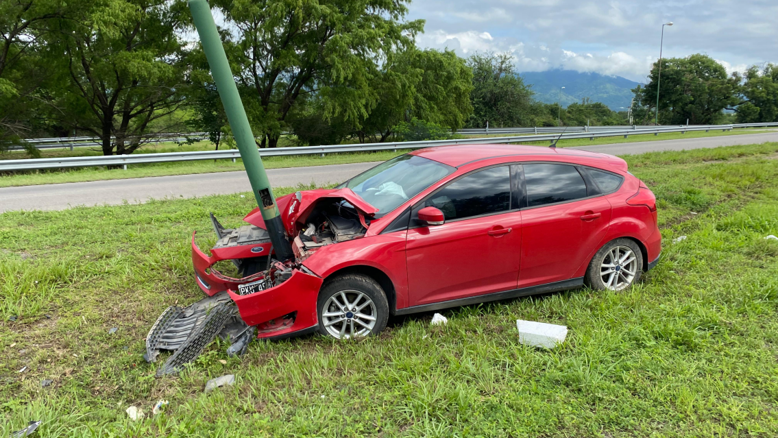 El poste qued� completamente incrustado en el veh�culo 