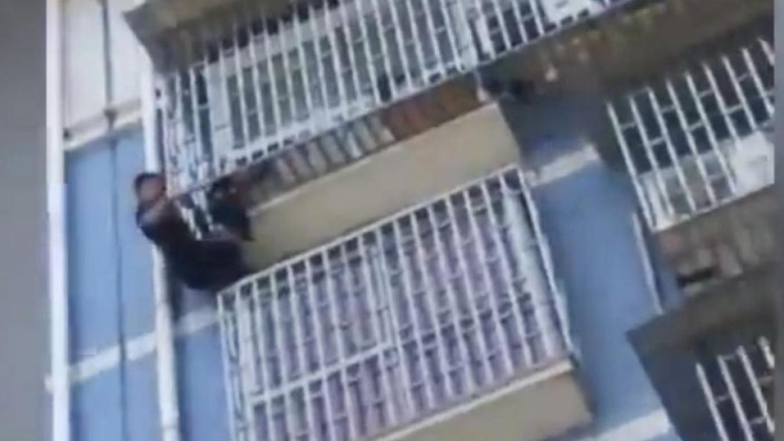 Tensión y angustia en Jujuy: se fue a jugar al fútbol y dejó encerrado a su hijo de 8 años