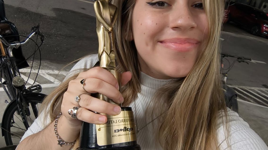 Quién es la jujeña que la rompe en Buenos Aires y ganó un Martín Fierro