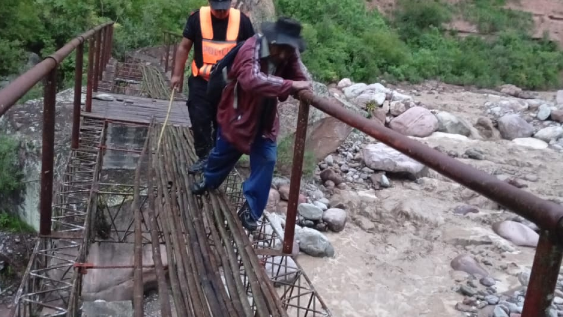 Desidia total en Jujuy por el temporal, polic�as rescataron a un abuelito
