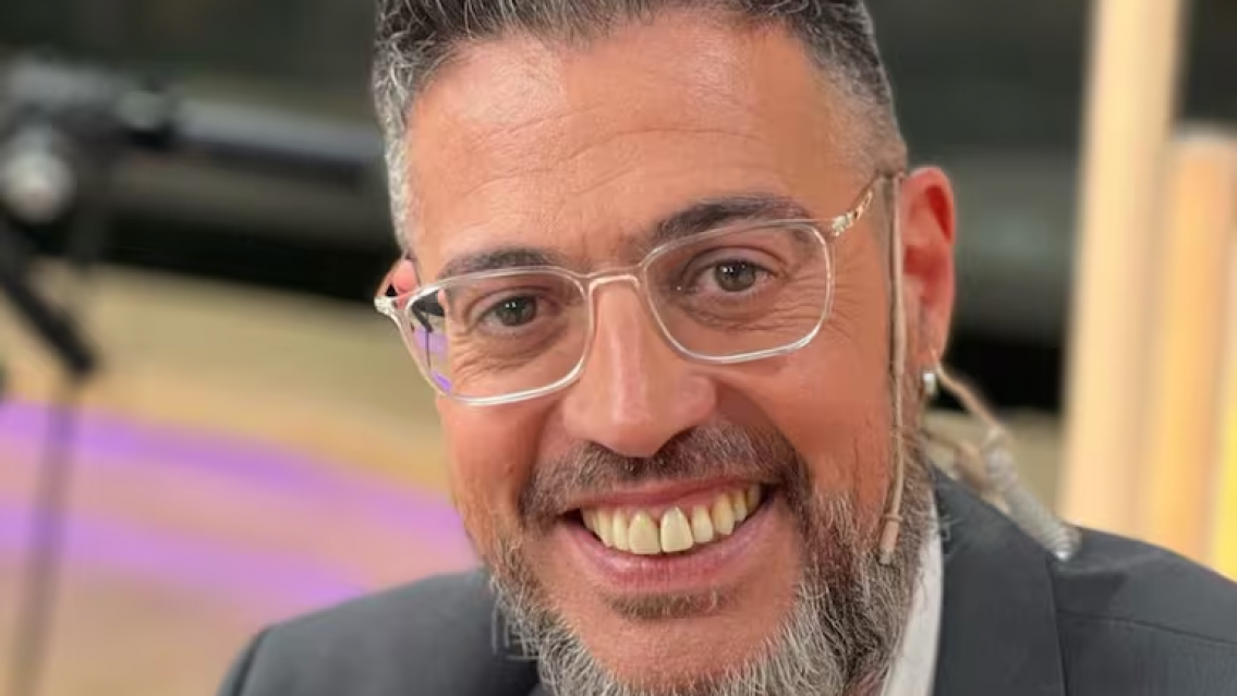 �Otra vez? Rolando Barbano le cort� el rostro a Calabr�, "ni la salud�" 