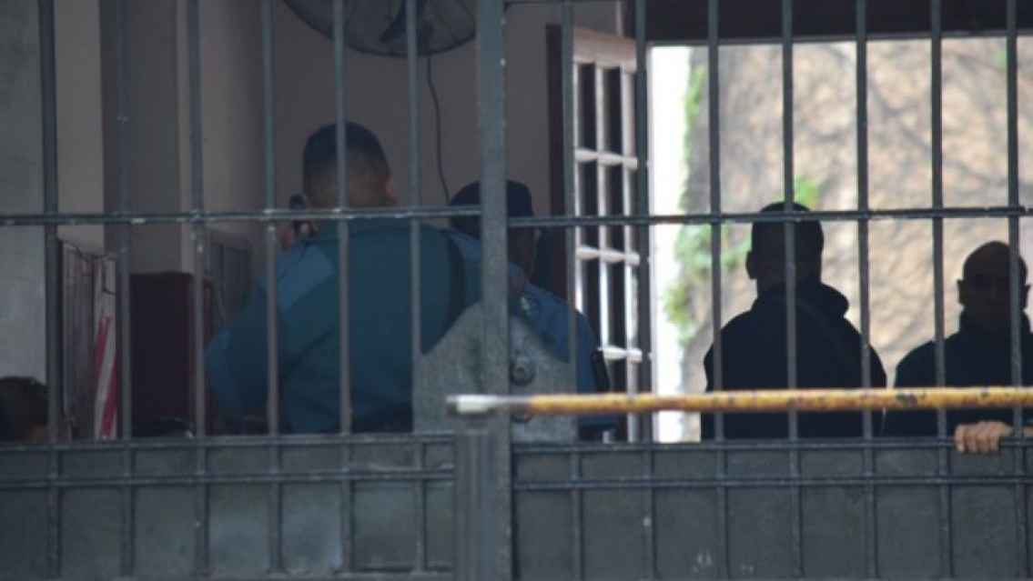 Atacaron a preso norte�o en el ba�o y le hicieron lo peor