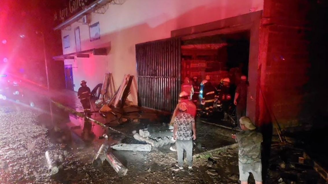 Incendio en Perico: agroquímica en llamas tras el temporal