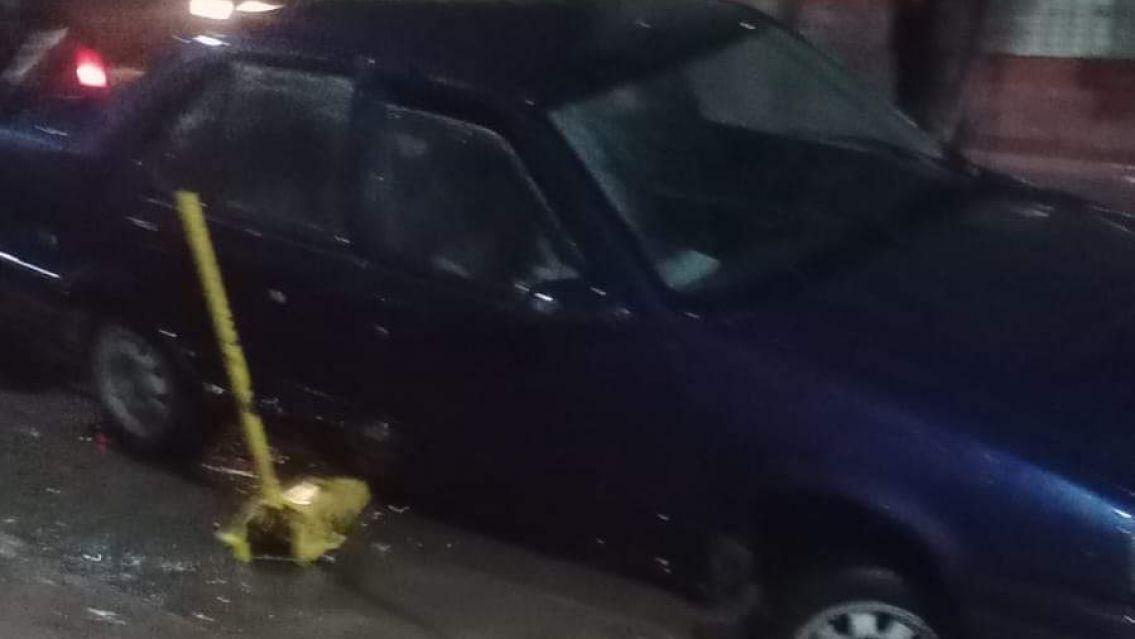 Perico: se hundi� una calle y todos los autos quedaron tapados de barro