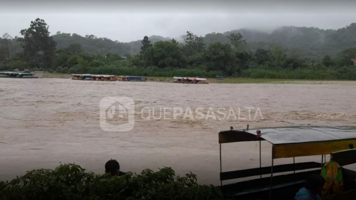 [URGENTE] El r�o Bermejo a punto de desbordar: cerraron el puerto de chalanas