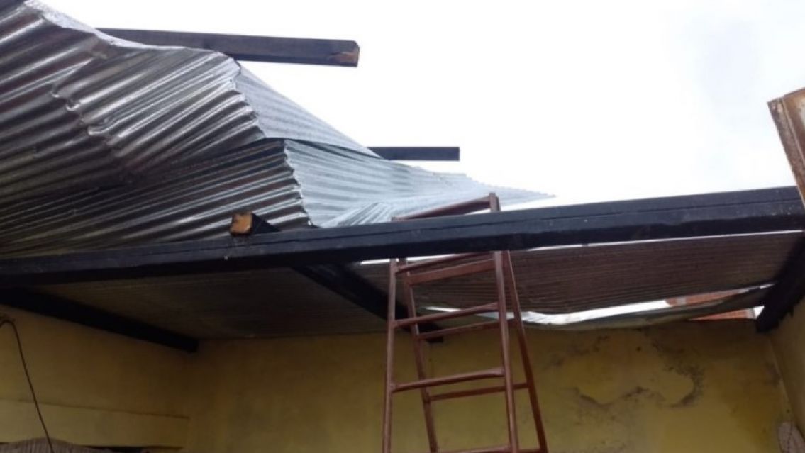 Ayudan a jujeños que sufrieron graves daños por el temporal en sus casas