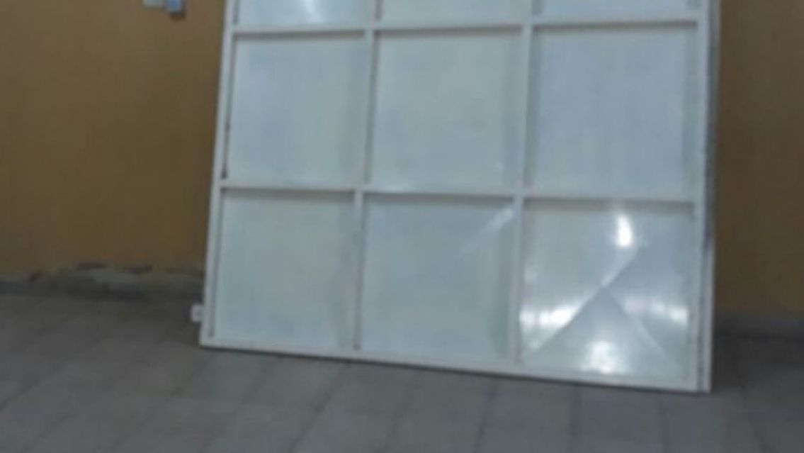Carcelero agarr� a un juje�ito porque le peg� un pelotazo a su port�n