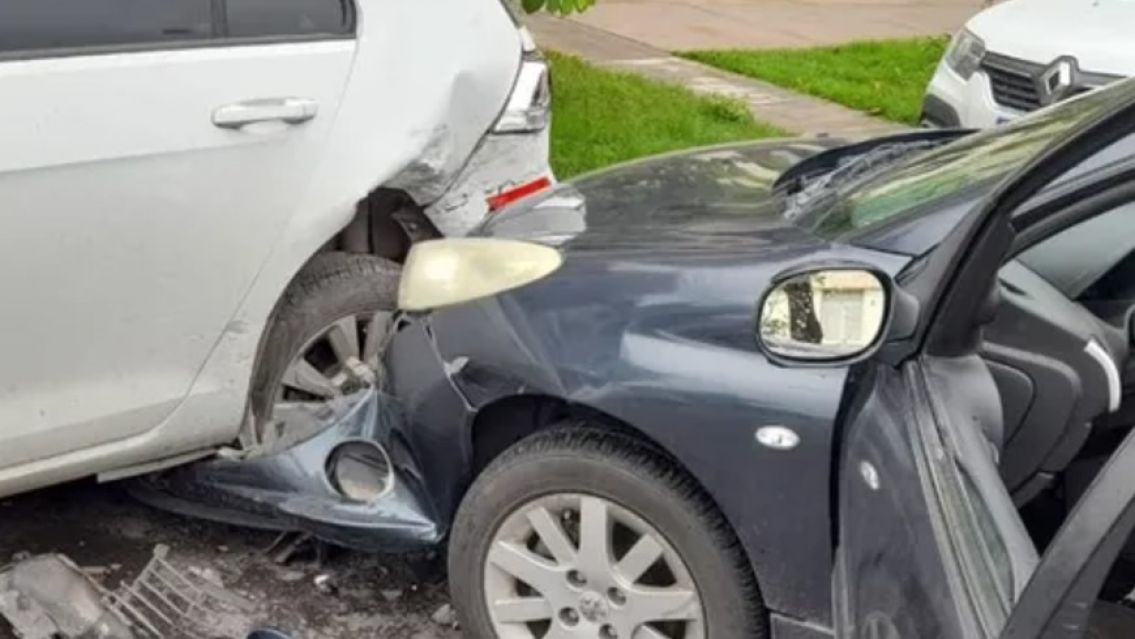 Fuerte choque en avenida C�rdoba: se meti� un bicho al auto de una juje�a