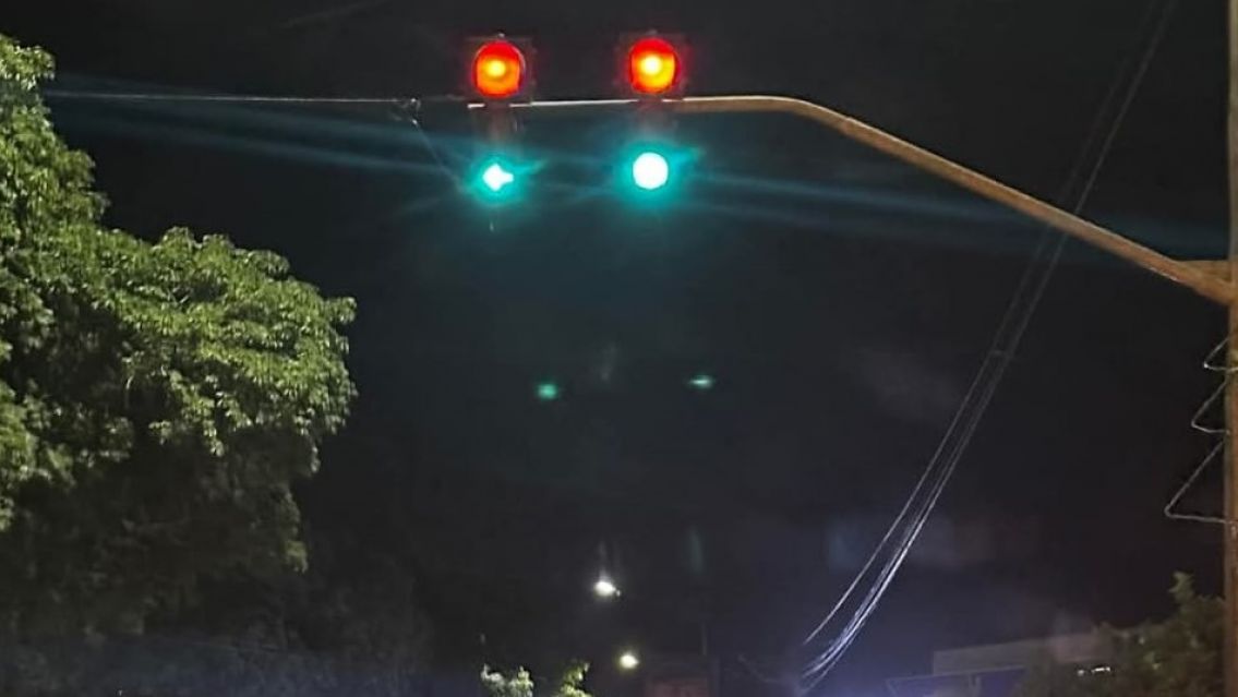 Uso Ins�lito de Sem�foros en el Centro de Perico se Vuelve Viral