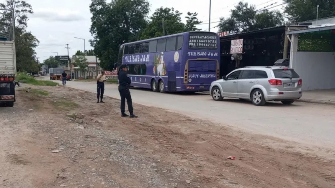 Juje�o quer�a arreglar la rueda de un colectivo y fue aplastado