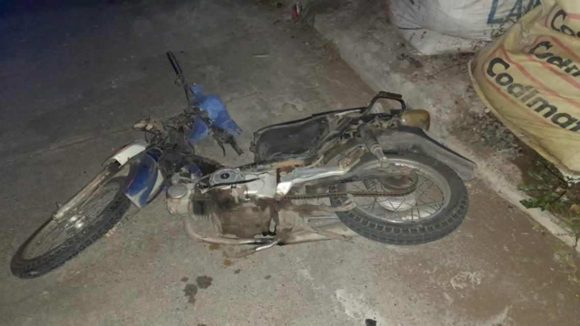 Dos nenes jujeños andaban en una moto robada, chocaron y ahora están graves