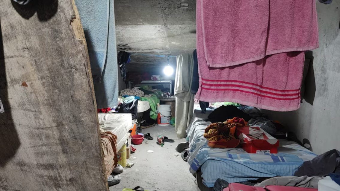 Comida cruda y colchones viejos: porte�os explotaban laboralmente a obreros norte�os