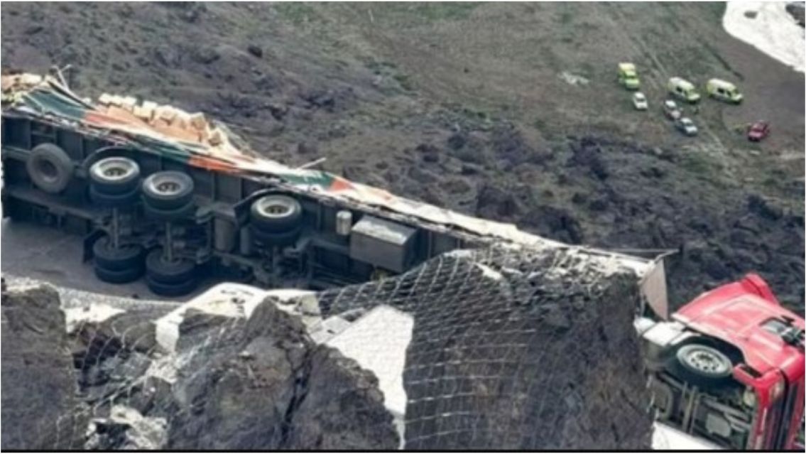 Camioneta choc� contra un cami�n y todos cayeron por un barranco: hay tres muertos