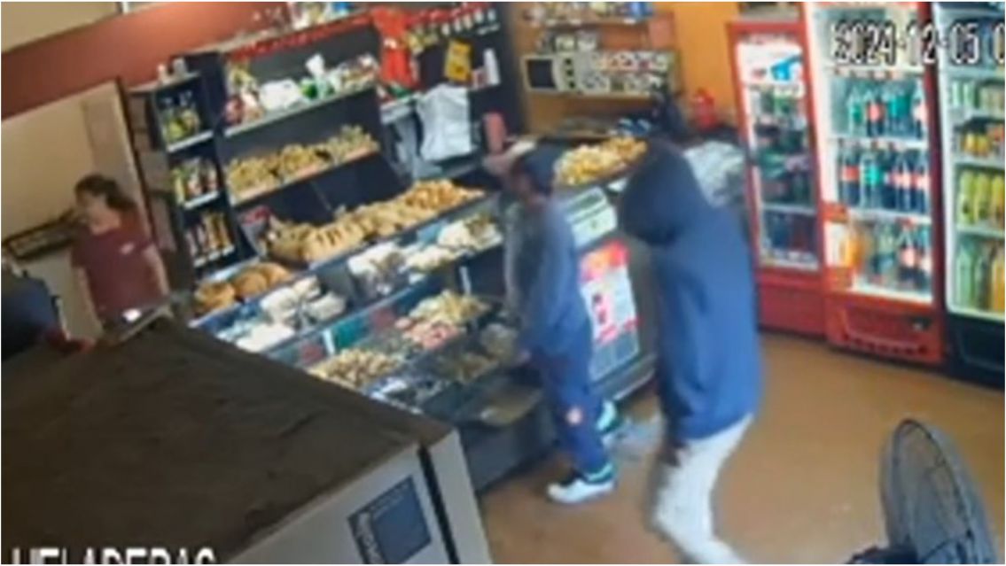 La empleada de una panadería enfrentó dos delincuentes con un cuchillo
