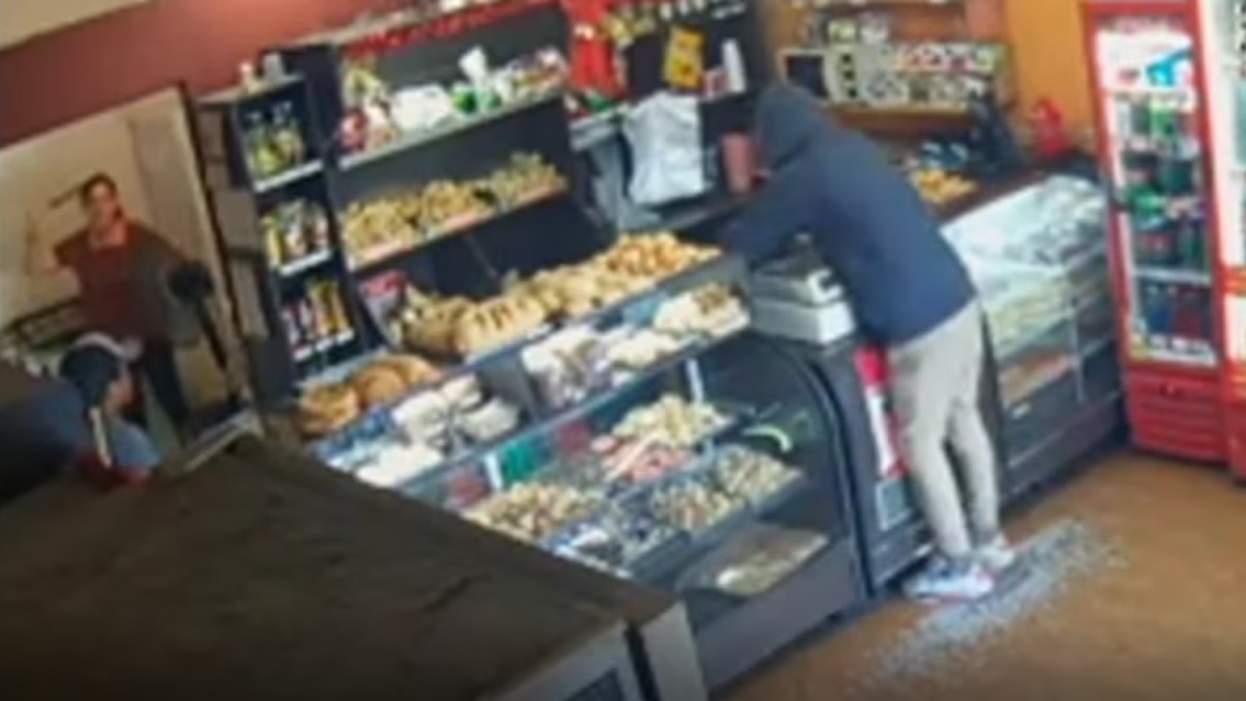 Con cuchillo "sierrita" doñita se les paró de manos a los ladrones en el negocio