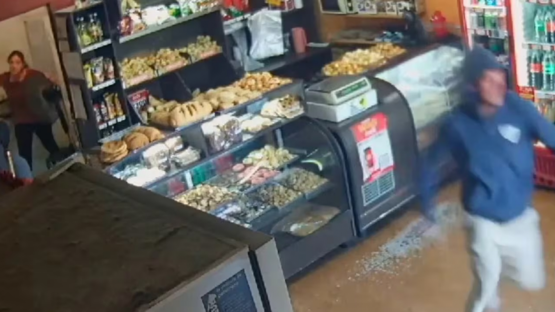 Delincuente huyó como rata cuando intentó robar pero se topó con esto: