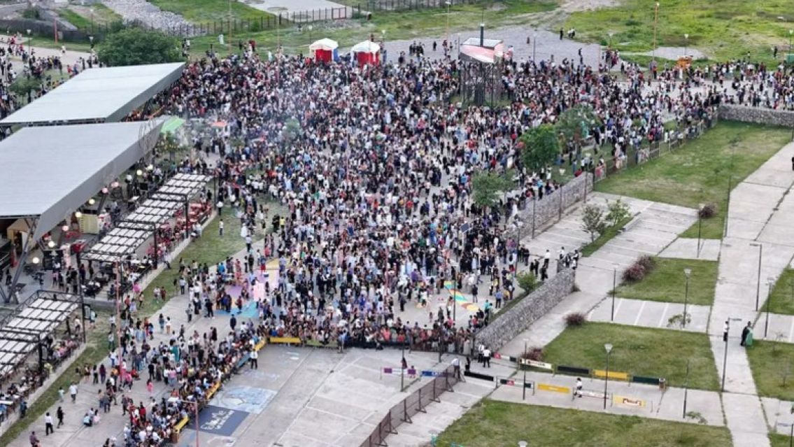 Comenz� la Cena Blanca para m�s de 4000 estudiantes en Ciudad Cultural