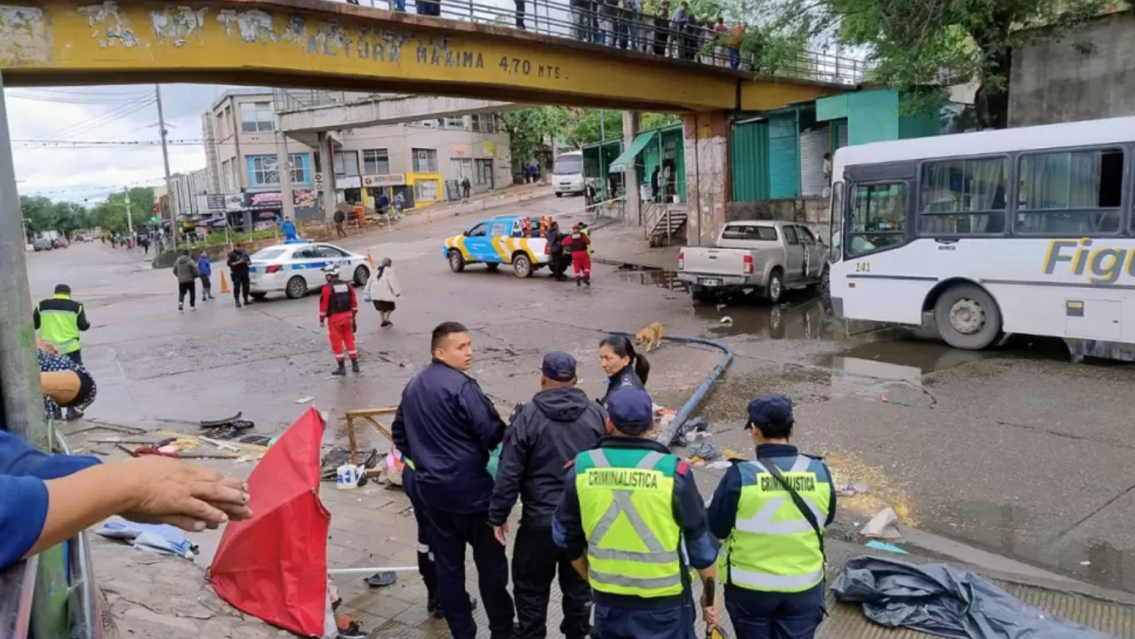 Vieja terminal de Jujuy: manejaba machado y se llevó puesto colectivo, poste y una mujer