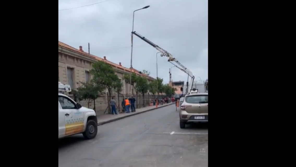 [AHORA] Cay� un poste en pleno centro juje�o y destruy� una camioneta