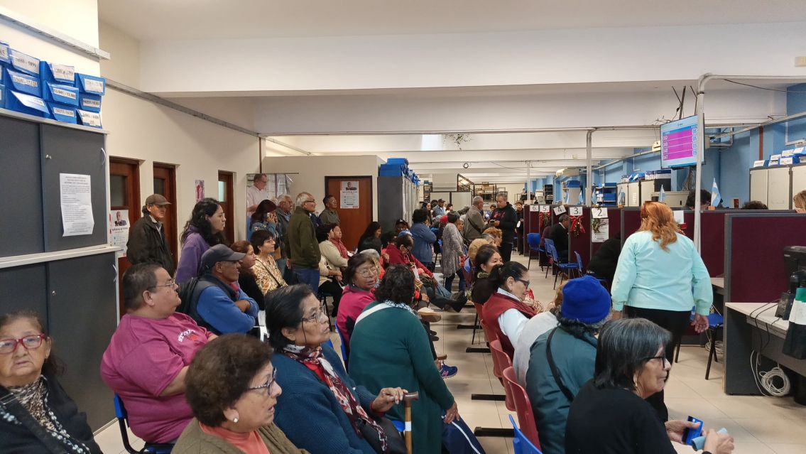 Pami Jujuy: abuelitos esperan horas por sus remedios 